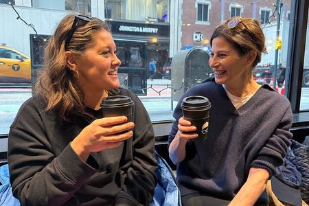 Iconic NYC Breakfast Food & Landmark Tour: Coffee, Bagel, Donut +