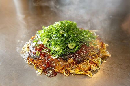 Hiroshima: Okonomiyaki Hopping Tour – Compare 2 Local Styles