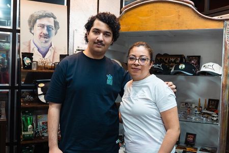 Medellín: Historic Pablo Escobar Tour with Hydration Included