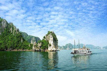 Halong Bay Shore Excursion: Boat Trip to the World Heritage Site