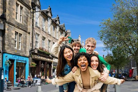 Edinburgh Quest: Self Guided City Walk & Immersive Treasure Hunt