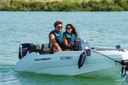 Abu Dhabi: Self-Drive Boat Yas Island Audio Tour Solo & Grps