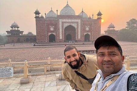 Taj mahal Agra - Skip the line entry with Licensed Tour Guide