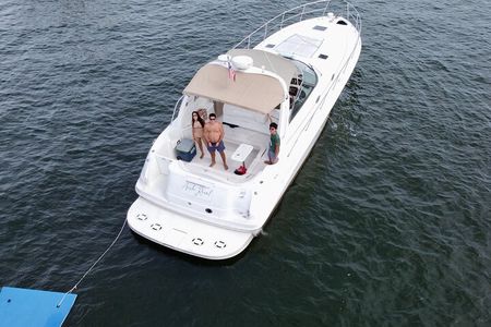 50ft Luxury Yacht Tour in Miami Beach Captain, Fun & Party!