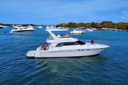 52' Yacht Rental in Miami Beach with Experienced Captain