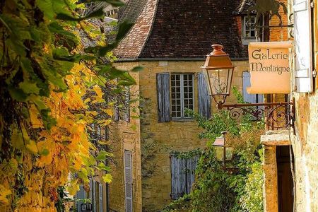 Private walking tour of Sarlat by Exploreo24
