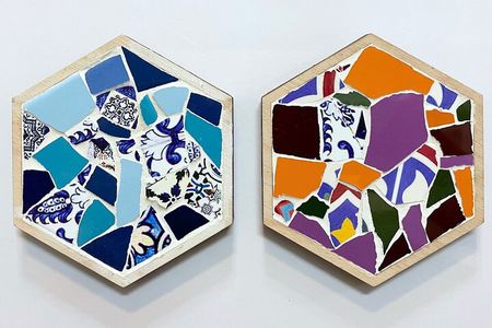 Guided Mosaic Class in Barcelona - Gaudi Hexagonal Shape Tile 1h.