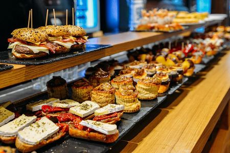 San Sebastian Historic Walking Tour with Pintxo and Drink