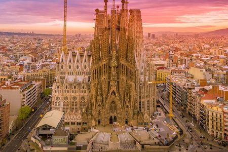 Barcelona: Sagrada Familia, Modernism and Gothic Quarter