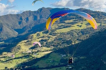 Paragliding flight in Guatavita with transport from Bogota