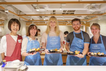 Tokyo Tsukiji Outer Fish Market Tour and Sushi Cooking Lesson 
