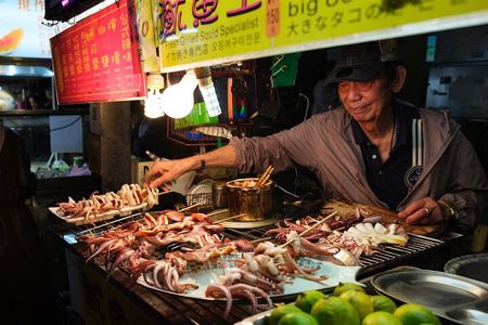 Taipei: Food Tour with Locals & 12+ Flavors (Small Group)