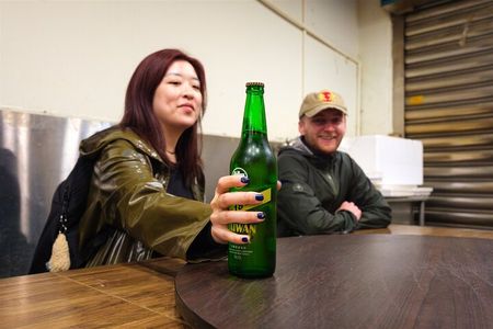 Taipei: Tipsy Street Food Tour with Locals & Night Market Visit