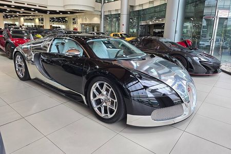 Dubai Luxury Car Showroom Tour with Drop off at Dubai Mall 2 Hour