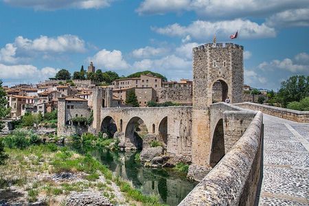 Girona and Besalu Tour by public transport with tasting