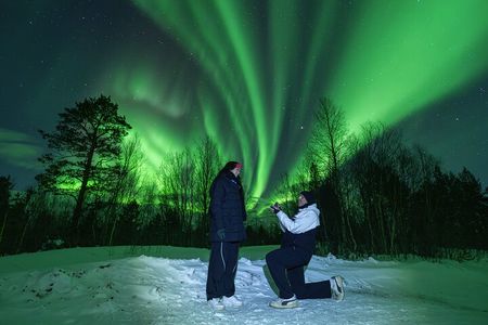Tromsø: Northern Lights Minibus Tour / Local Guide & Free Photos