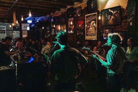 3-Days Cape Town African Dinner Restaurant.Live Music & Champagne