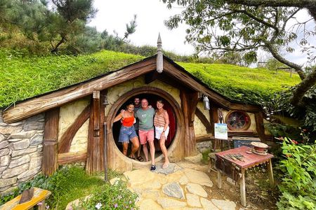 Hobbiton & Waitomo Caves Small-Group Tour W Lunch from Auckland