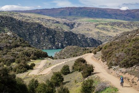 Cromwell: Explore Roxburgh Gorge by eBike & River Cruise