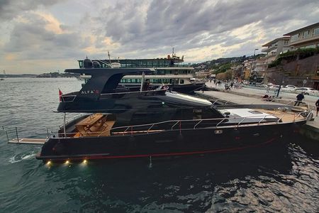 Private 2 Hours Bosphorus Luxury Yacht Cruise in Istanbul