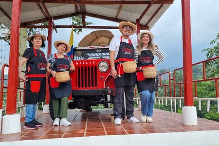 Visit and live a colombian coffee plantation (group tour)