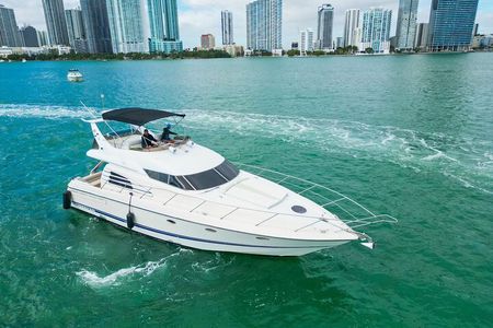 50' Private Yacht Experience in Miami for 12 ppl