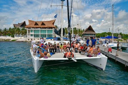 Isla Mujeres Catamaran with Snorkel, Lunch & Unlimited Drinks