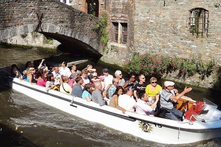 Guided Walking Tour of Bruges with Canal Cruise and Tastings