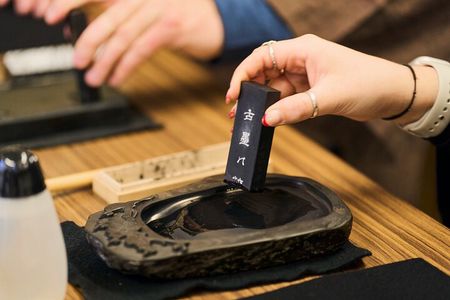 Tokyo: Shinjuku Calligraphy Workshop – Premium All-inclusive