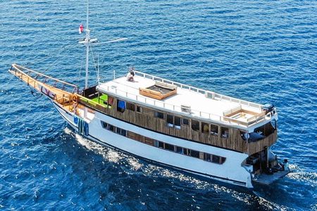 Labuan Bajo 3 Days 2 Nights Sailing Trip in Deluxe Pinisi Boat