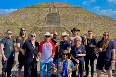 Trip to the Pyramids of Teotihuacan for private groups or family.