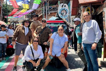 Tour San Juan la Laguna : Textiles, murals and natural beauty