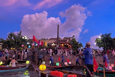 Hoi An Old Town Walking Tour with Two Scenic Boat Experiences
