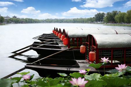 Beijing Hutong Night Tour with Yunnan Style Dinner and Chartered Boat Ride at Houhai Lake