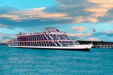 Cairo : Luxury Nile Onyx Dinner Cruise, Belly Dance & Shows