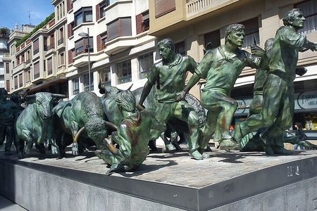 Discover Pamplona and Vitoria, an authentic experience.
