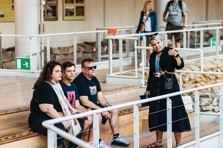 Experience Akrotiri ,with a licensed guide ,transfer included