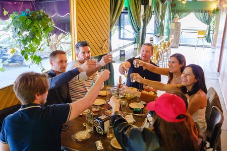 All Included Foodie Tour: Seafood & Drinks at 3 Cool Restaurants.