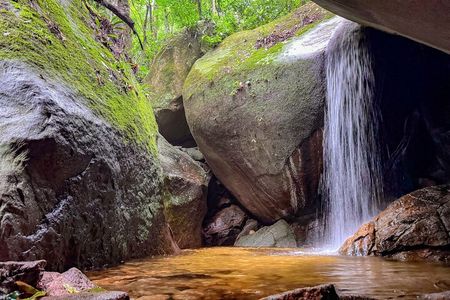 Hiking in the Tijuca Forest : Waterfalls and Caves