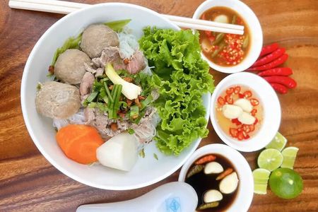 Phnom Penh: Street Art and Food Tour by Tuk-Tuk