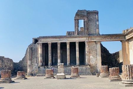 Pompeii and Naples with Street Food from Sorrento and Naples