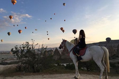 2 Hours Horse Riding with Balloons at Sunrise in Cappadocia