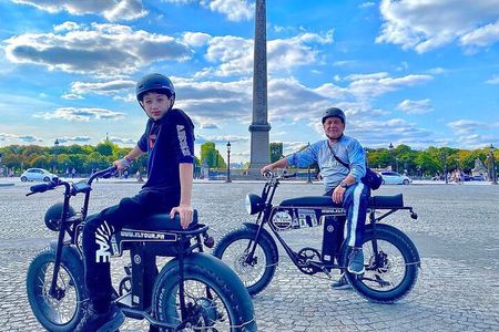 Electric bike tour of Franco-American friendship in Paris.