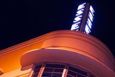 Award-winning Art Deco & Neon Lights Walking Tour in Miami Beach