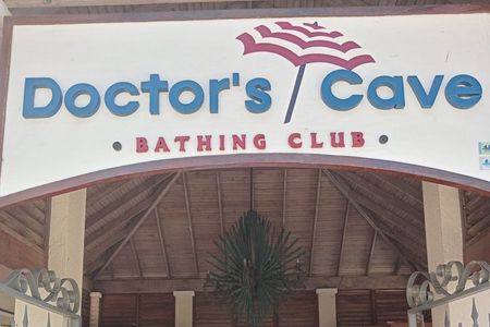 Doctor's Cave Beach Day Pass Private Transport from Montego Bay
