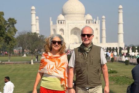 Delhi: Fast Treck Entry Taj Mahal Guided Tour with 5* Lunch