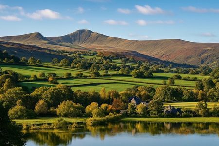 Cardiff: Waterfalls, Mountains & Castles Day Tour