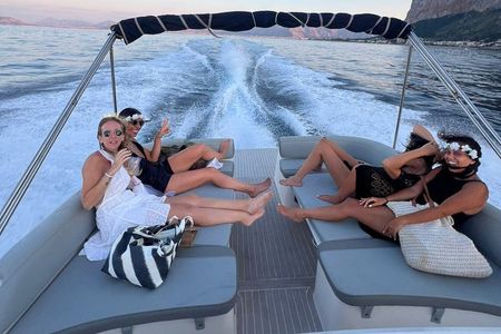 Palermo : Luxury Boat Tour with Snacks and Snorkeling
