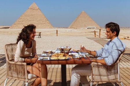Giza Pyramids Tour with Nine Pyramids Lounge Breakfast