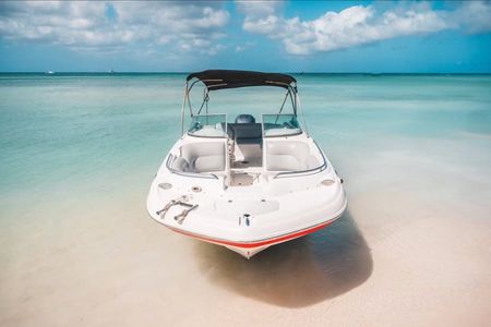 Aruba Private Boat Tour with Drinks and Snorkeling